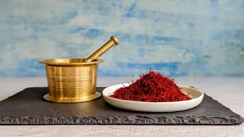 تصویر 3 از زعفران رشته‌ ای بریده ممتاز نگین با رشته‌ های درشت‌ تر و رنگ روشن‌ تر